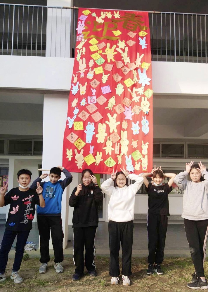 漾新聞|高市圖彌陀分館攜手南安國小全校學生創作「兔奔吉祥」大幅畫作