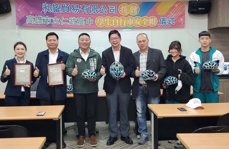 漾新聞|昶鋆公司捐贈仁武高中弱勢學生自行車安全帽「騎的安全」