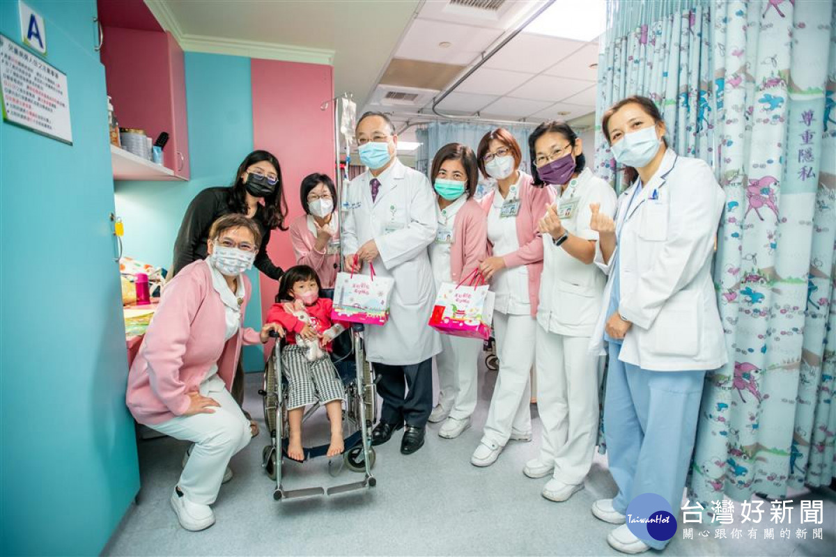 彰基兒童醫院陳家玉院長代頒彰化縣長送給住院兒童禮物。圖/彰化縣政府提供