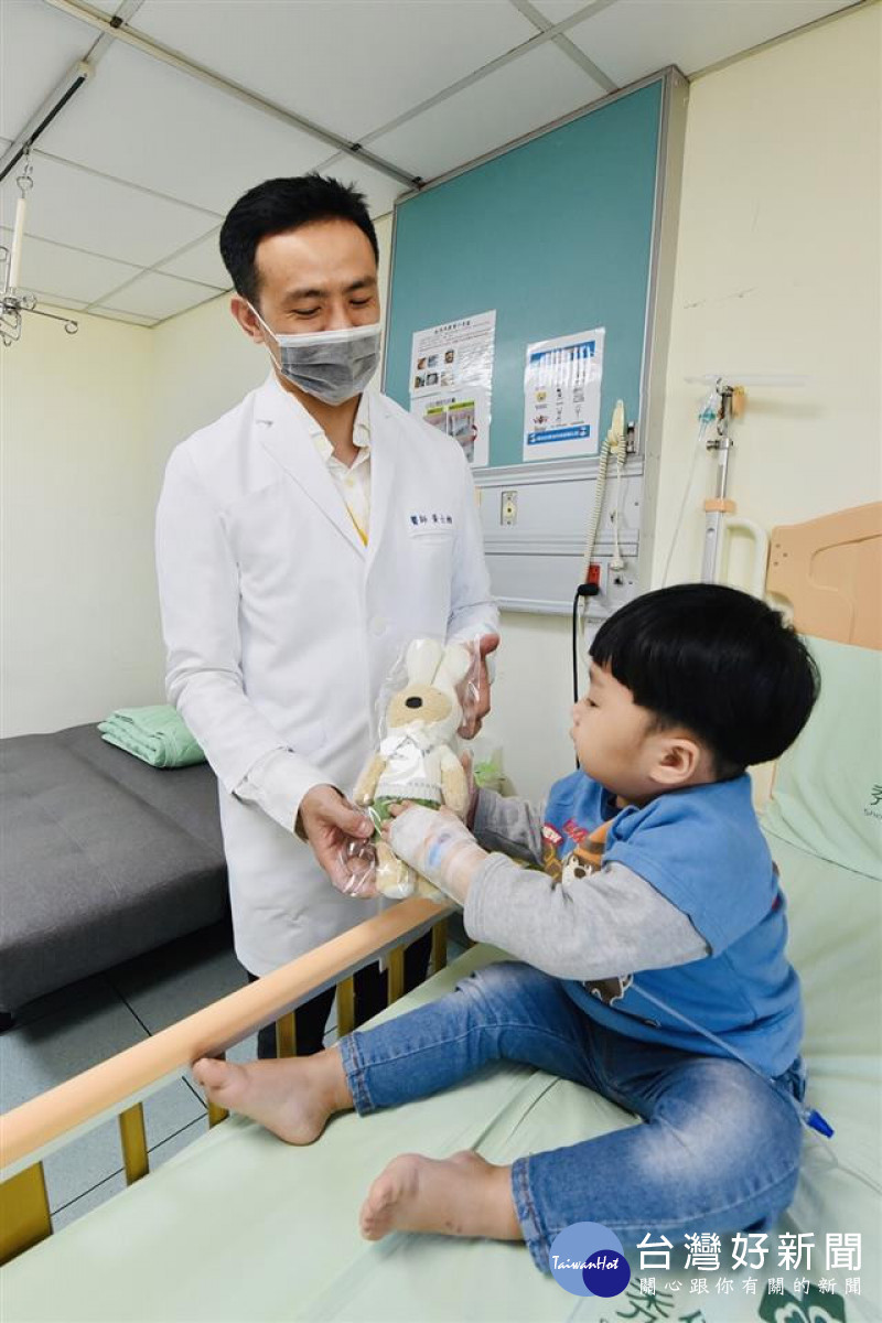 秀傳黃士維總院長與病童。圖/彰化縣政府提供