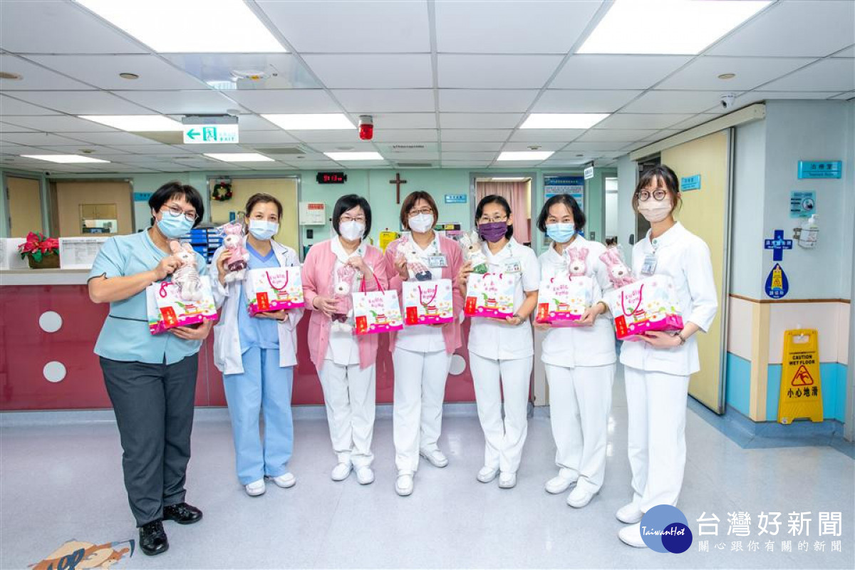 王惠美縣長獻上福袋致贈兒童病房醫護同仁,祝福新的一年平安順心。圖/彰化縣政府提供