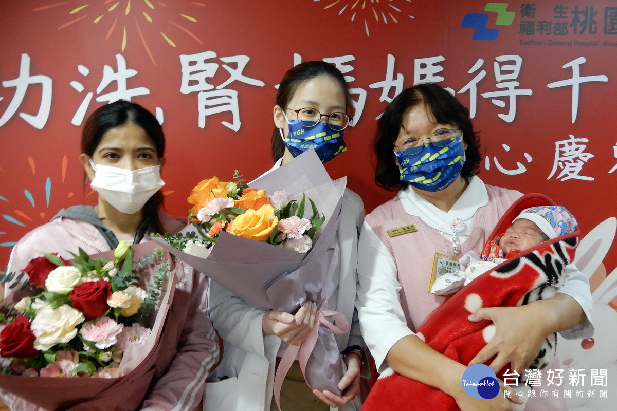 洗腎媽媽喜得千金開心慶兔年,主治醫師與醫療團隊也送上鮮花獻上祝福。