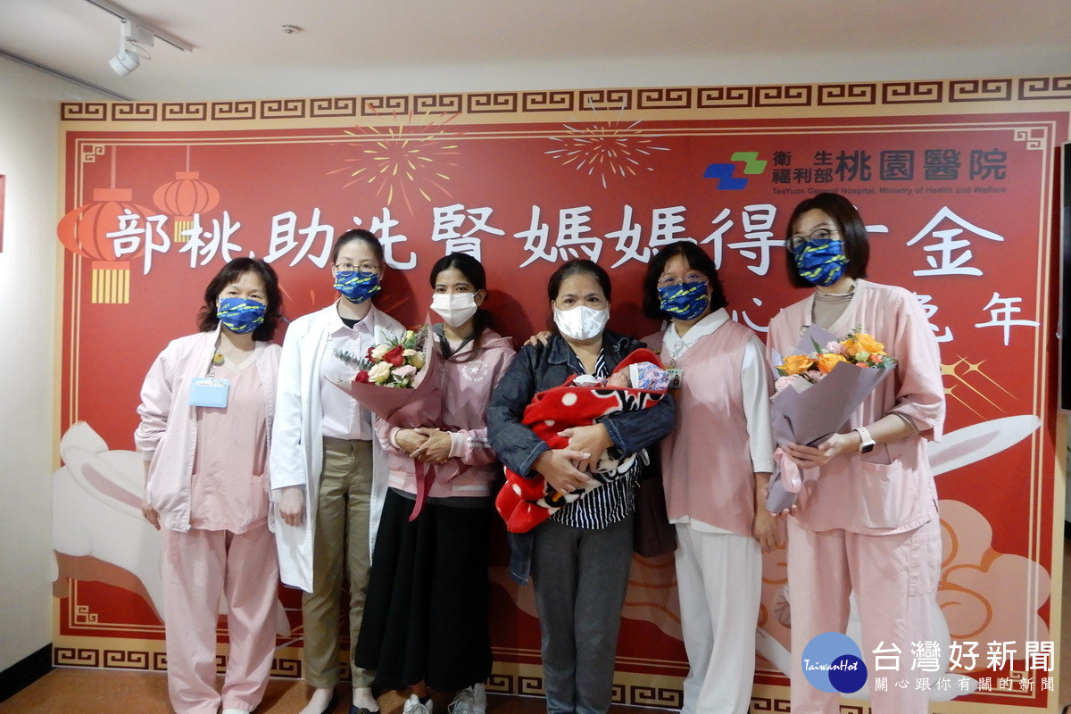 洗腎媽媽喜得千金開心慶兔年,主治醫師與醫療團隊也送上鮮花獻上祝福。