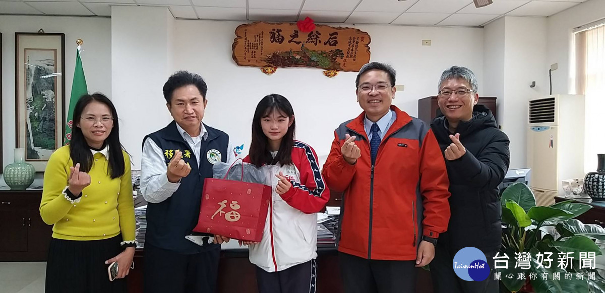 移民署中區事務大隊臺中市第二服務站周佑仁主任(左二)拜訪清華大學特殊教育系榜首的林易安同學(中)。