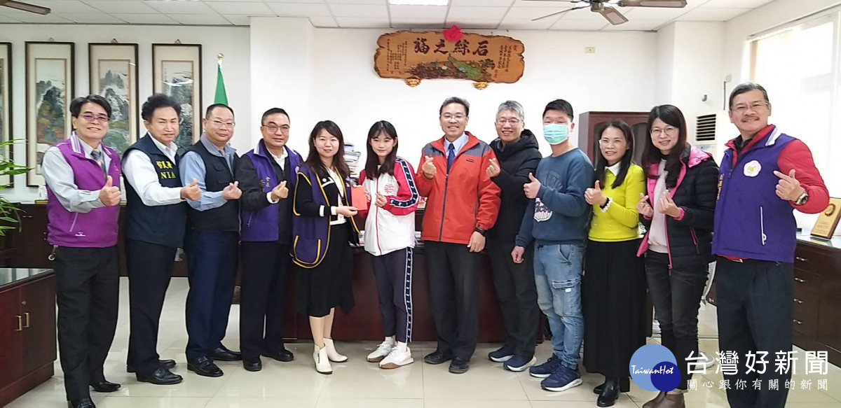 中華海峽新住民經貿文化交流協會黃園淋會長,致贈林易安獎助學金。