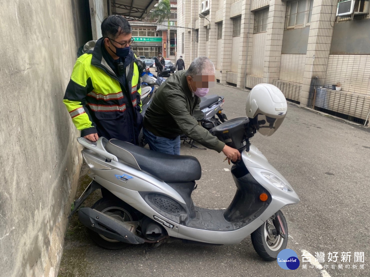 警方調閱監視器追查民眾愛車去向，不久便於附近街道尋得車輛。