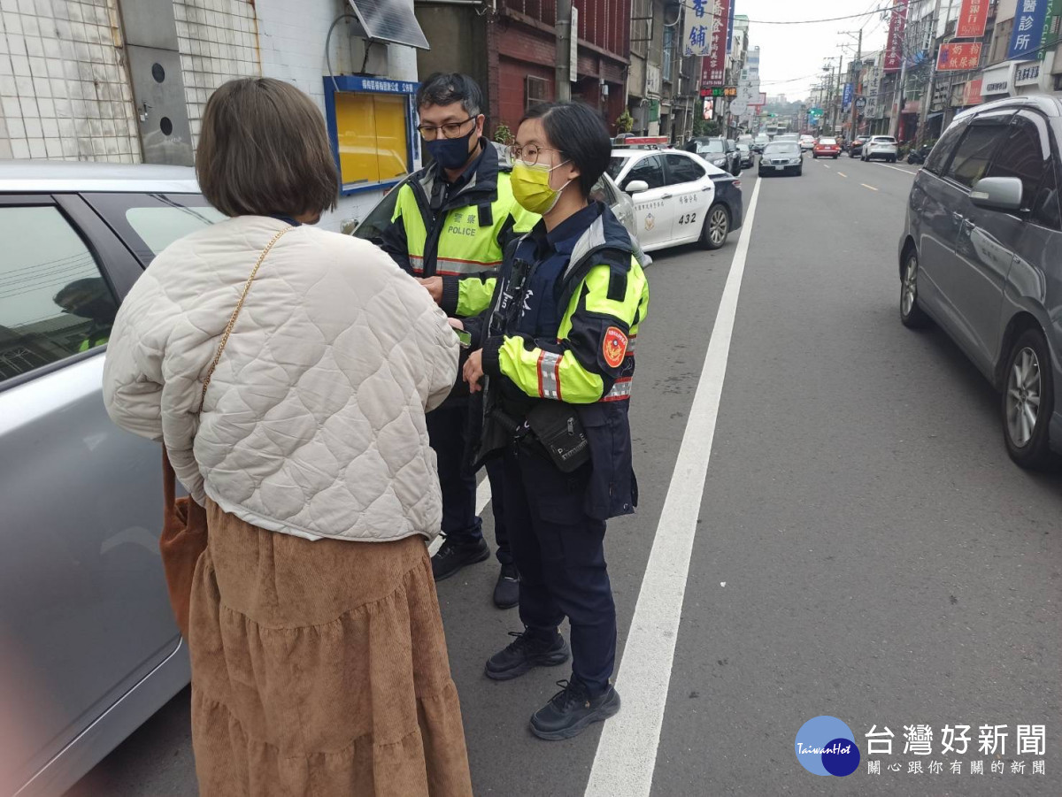警方調閱監視器追查民眾愛車去向,不久便於附近街道尋得車輛。