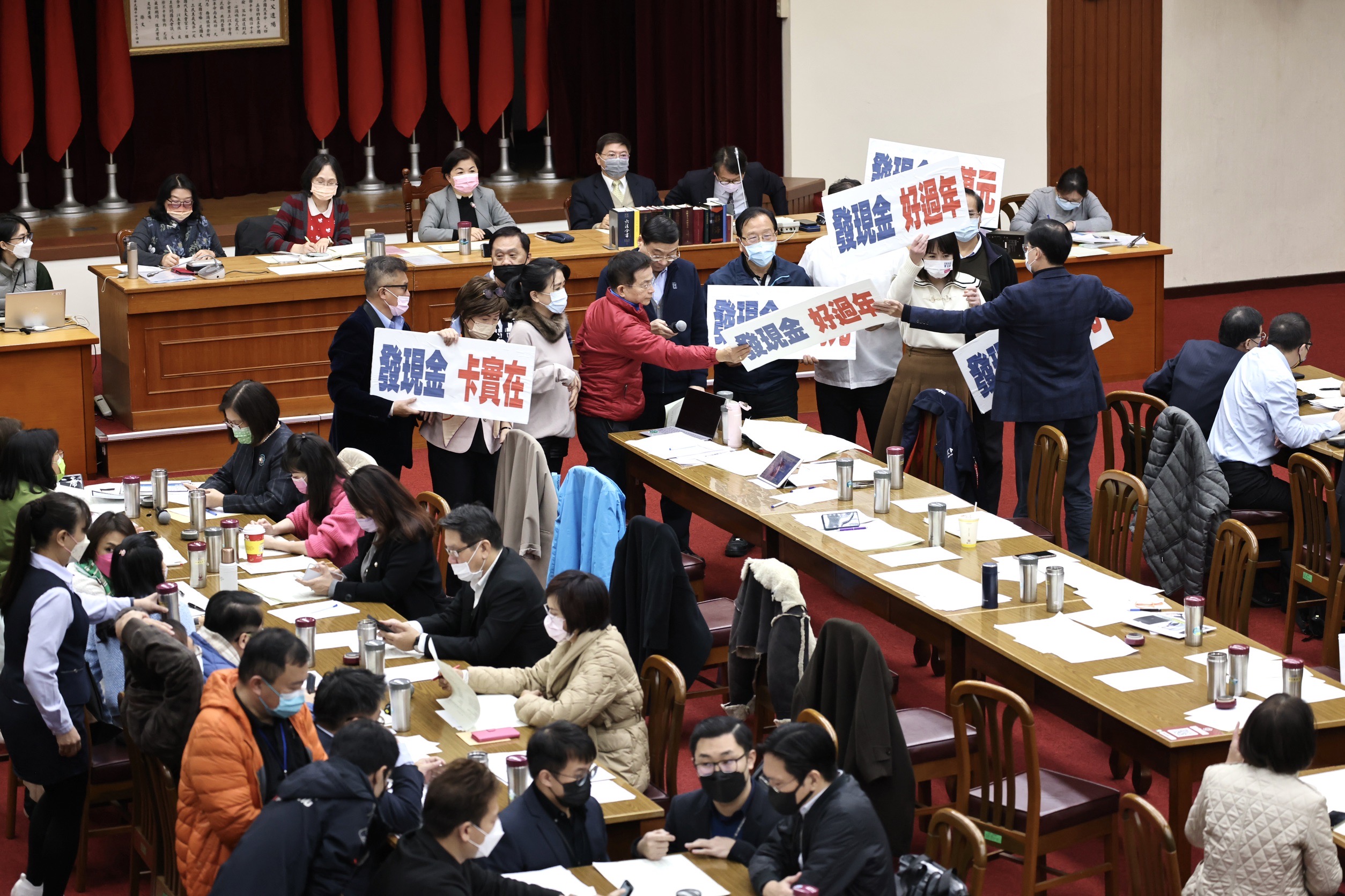 國民黨主張普發每人1萬元、明院會三讀,柯建銘表示,目前4個草案版本朝野難有共識,明院會要完成三讀是天方夜譚。林啟弘攝