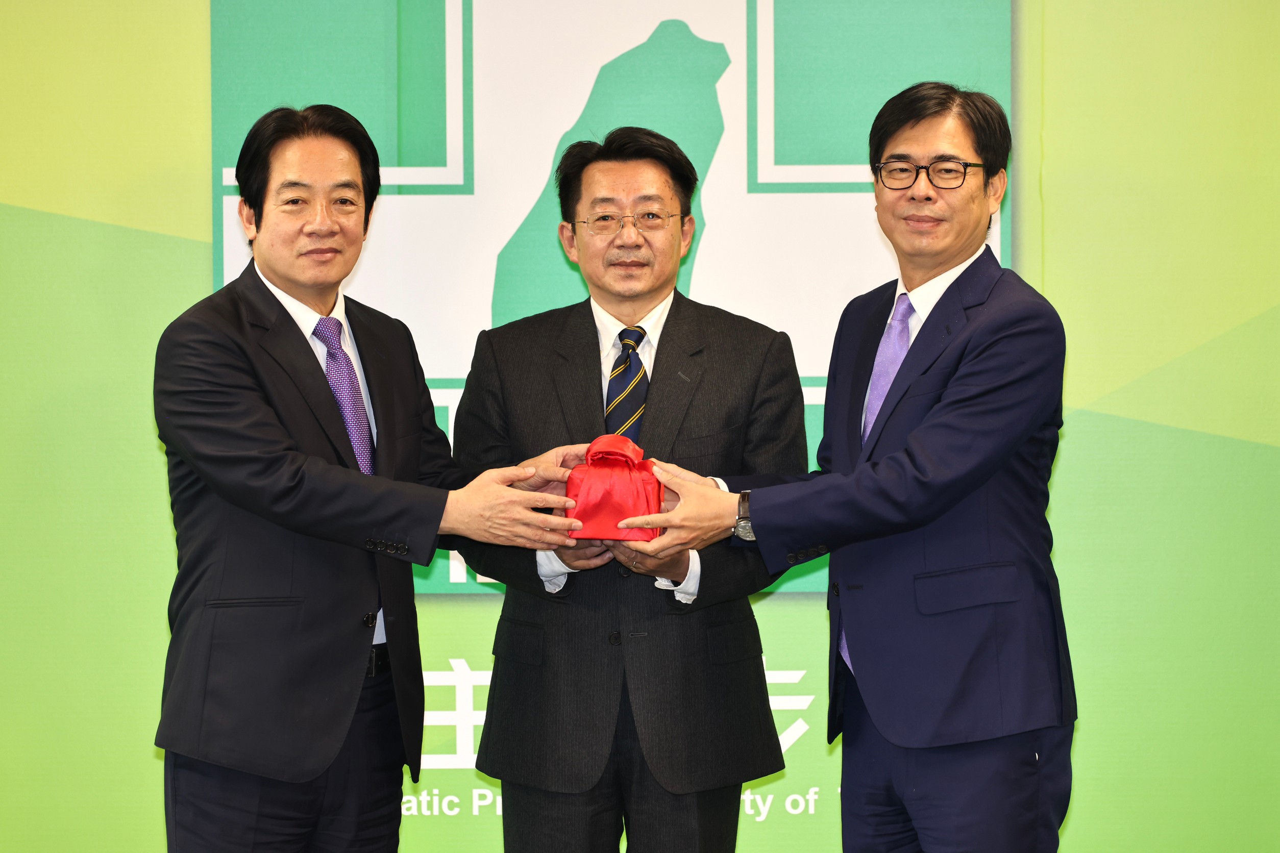 賴清德（左）從民進黨代理黨主席陳其邁（右）手中接過印信，今天正式上任民進黨魁。林啟弘攝