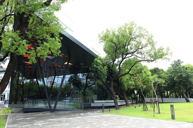 圖16. 走訪位在屏東縣立圖書館的誠品書店,享受擁有萬坪樹海、森林圖書館的愜意。 (1)