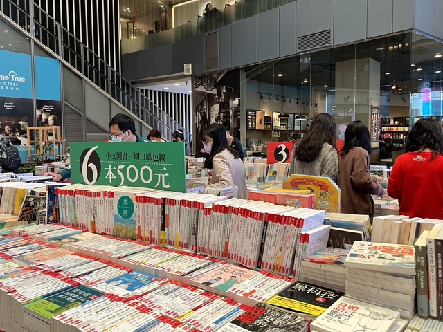 圖4. 即日起至1.29,台中大魯閣新時代購物中心1F 廣場舉辦誠品書店曬書市集,中文圖書6本只要5