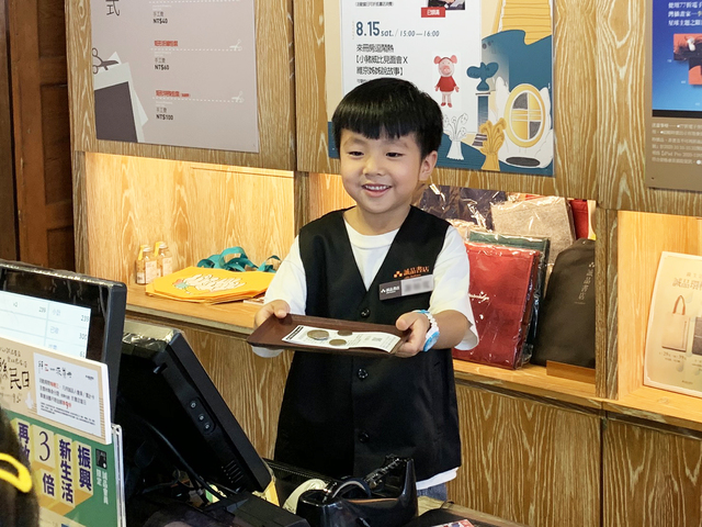 圖21. 誠品書店雲林虎尾店2.5(日)舉辦「小小店長來集合」活動,帶領兒童體驗書店工作。 (1)