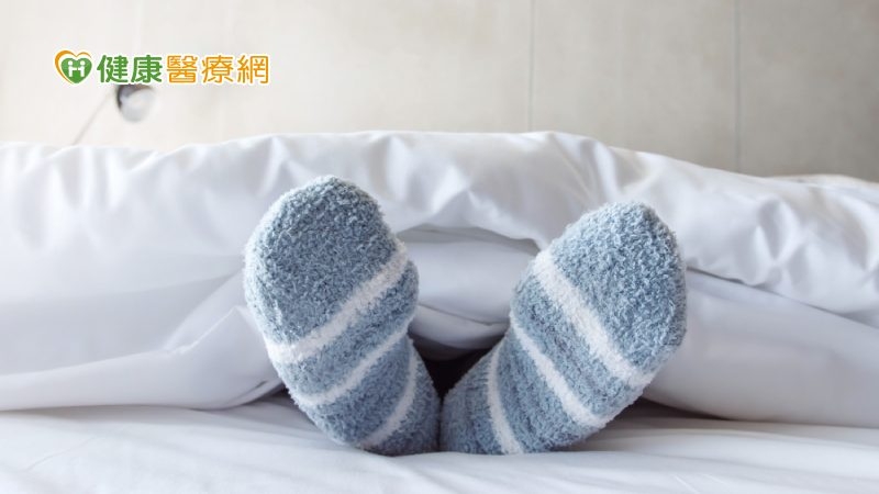 穿襪子睡覺能改善睡眠?醫師:需更多研究釐清 但有「這」好處