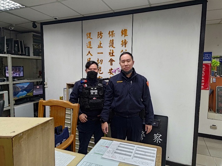 士林分局芝山岩派出所警員李政良、謝易君協助失智民眾返家