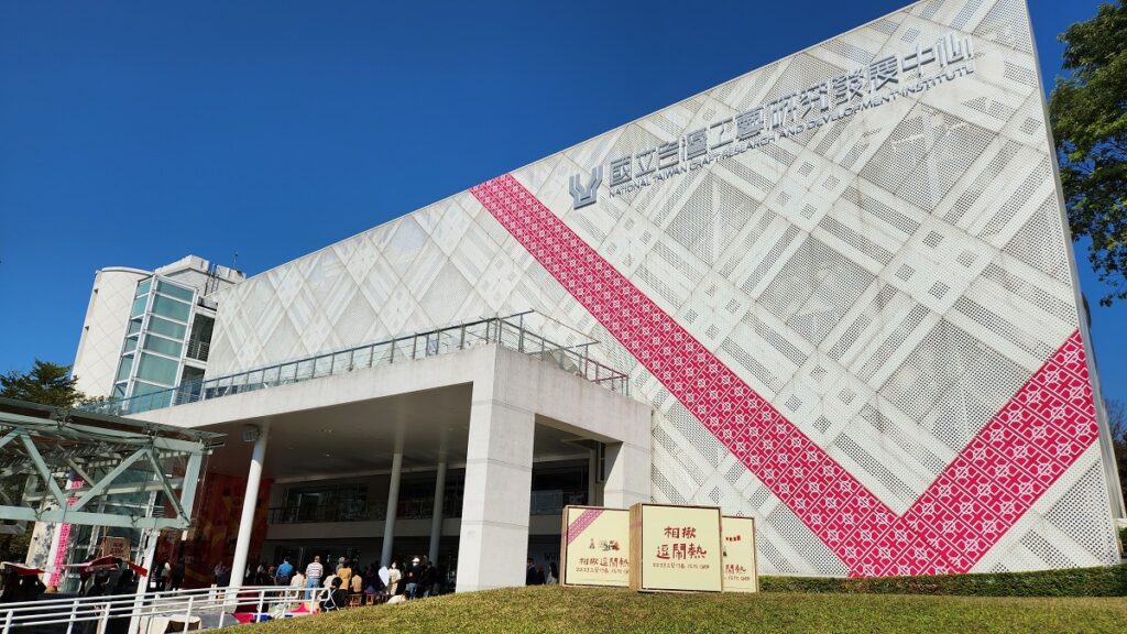 工藝中心建築體外觀變裝成「大禮物盒」。(圖/陳惠玲攝影)
