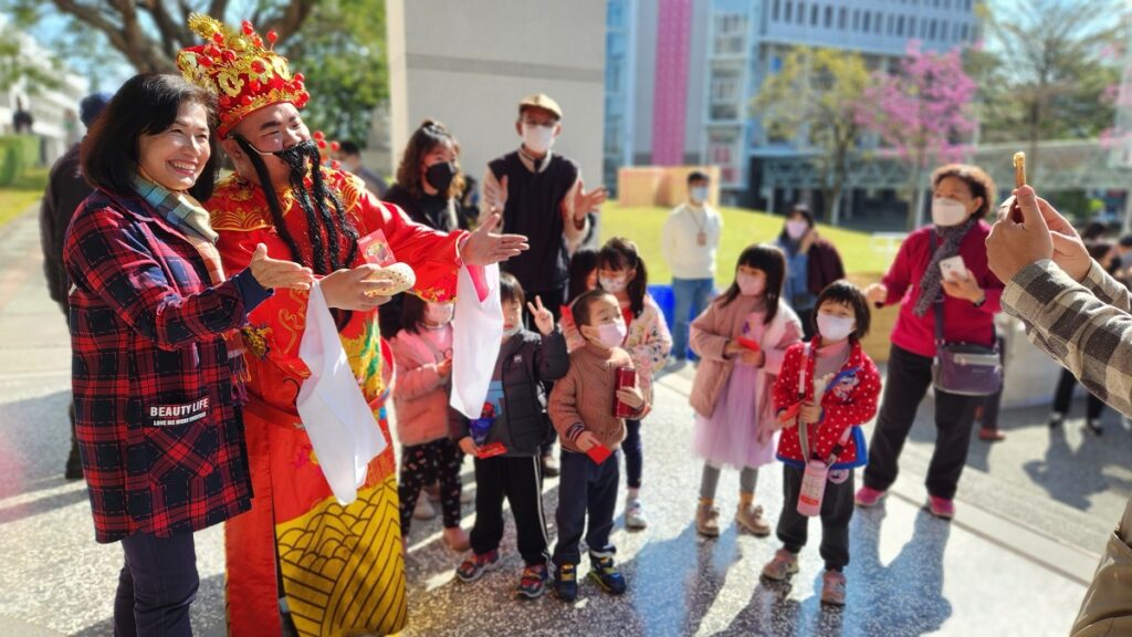 工藝中心全園區於大年二至初八,推出「秀見好禮」之行動藝術表演「財神爺施財賜福」!今日記者會場民眾主動邀請與財神爺合影。(圖/陳惠玲攝影)