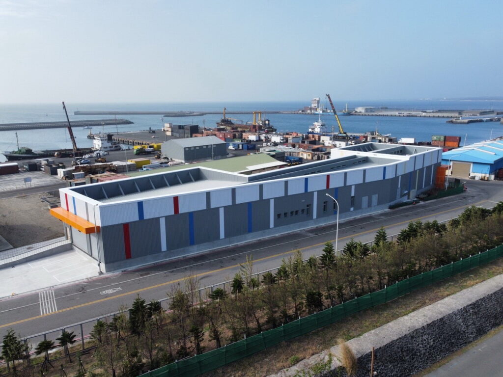 統一超商投資興建「PCSC澎湖轉運中心」,由集團內之物流與關聯事業等5家公司進駐,包含統一速達 (宅配)、捷盟行銷 (常溫物流)、統昶行銷 (低溫物流)、大智通文化行銷 (EC物流)、捷盛運輸 (多溫層配送),各物流公司將透過供應鏈整合、運能統籌調度等,達到物流系統協同合作之目的,提供全溫層物流解決方案。