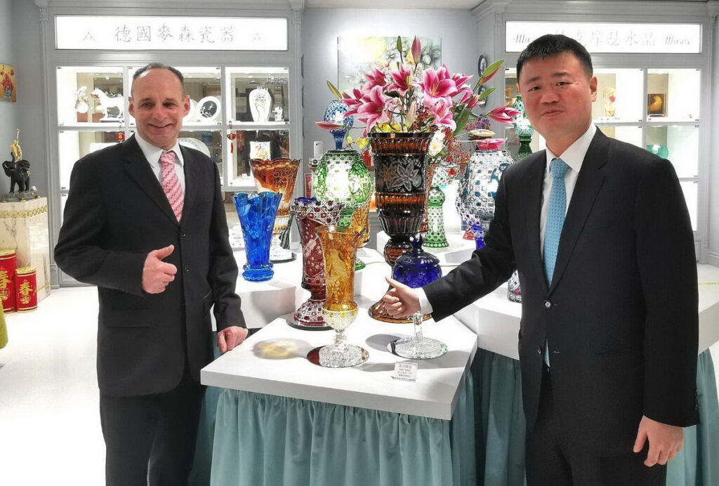 (左)德國首席水晶雕刻大師路茲.賀夫(Mr. Lutz Haufe)(右)國裕精品執行董事欒愼寰先生
