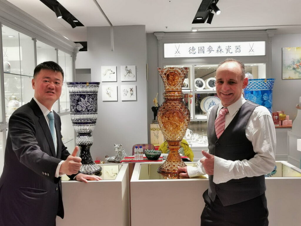 (左) 國裕精品執行董事欒愼寰先生 (右) 德國首席水晶雕刻大師路茲.賀夫(Mr. Lutz Haufe)