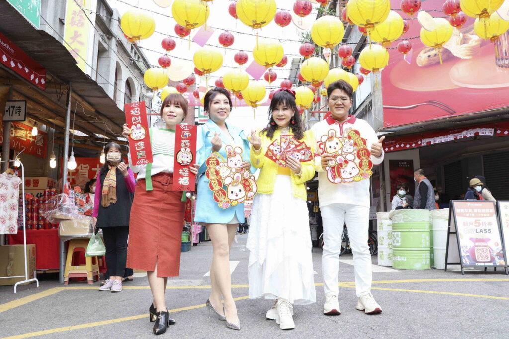 圖右二起龍千玉陳思安廖婉君右一李學宸