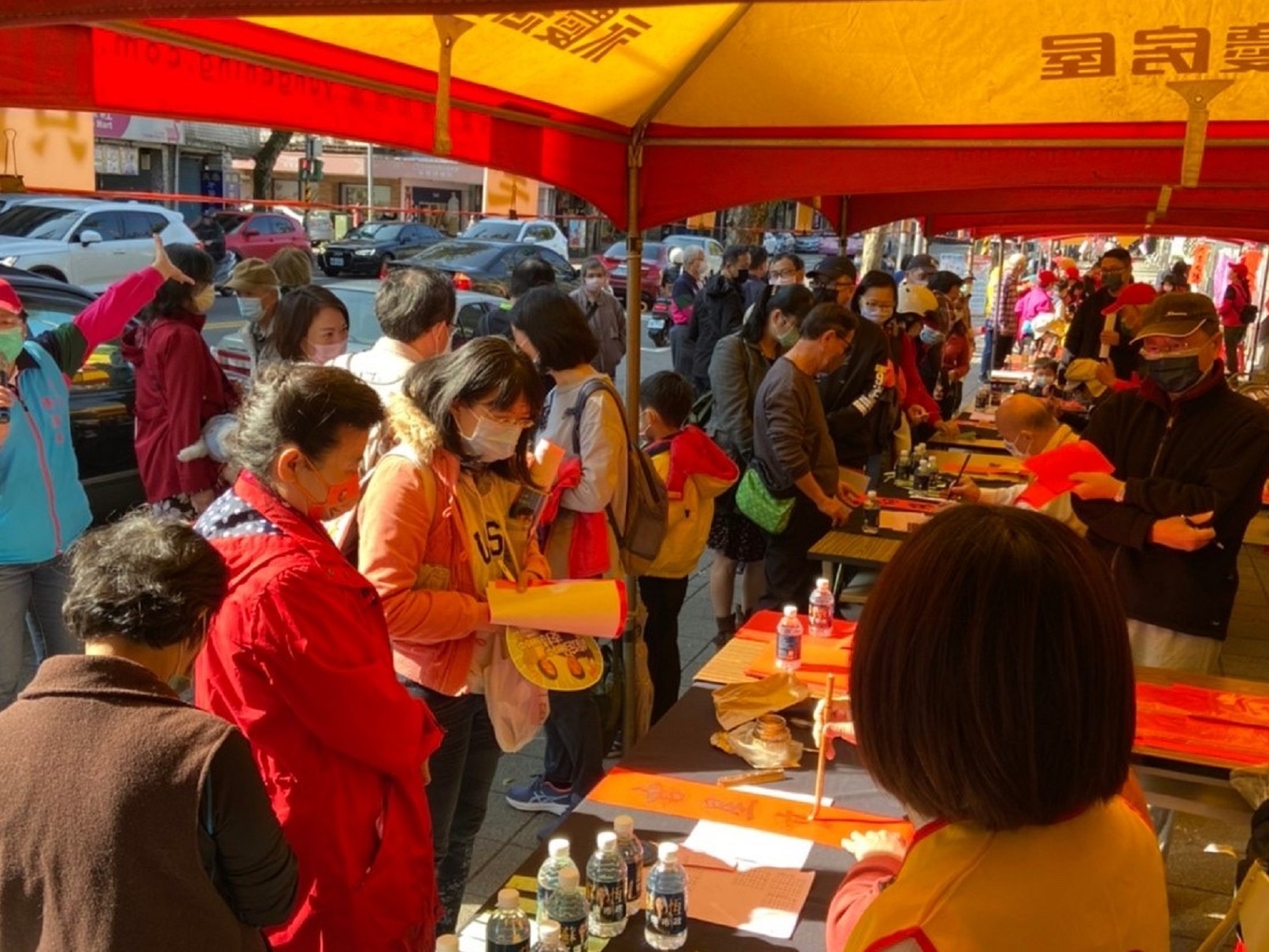 永慶房屋陪伴里民迎新年 攜手北市多里新春揮毫贈春聯 127 文山區樟文里第12年舉辦新春揮毫活動,一個上午就發出近300幅春聯。