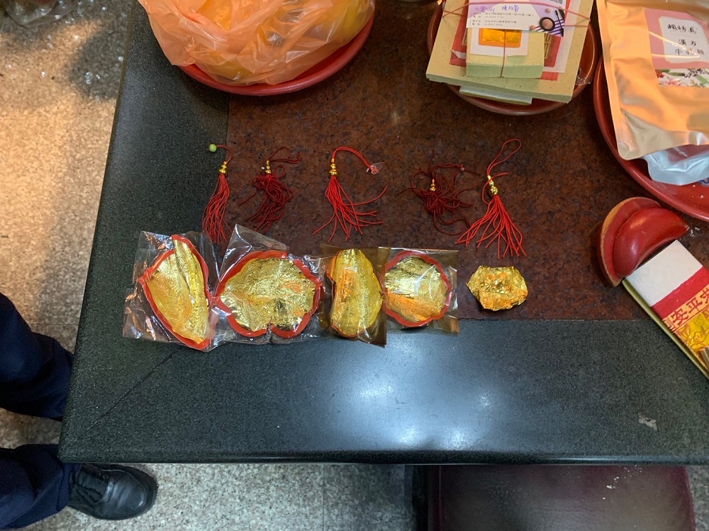大膽慣竊 關廟門敲破玻璃櫃偷金牌遭反鎖落網 90 S 32555031