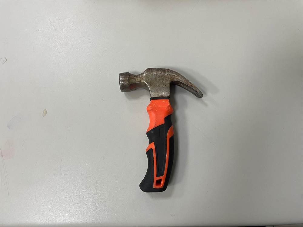 大膽慣竊 關廟門敲破玻璃櫃偷金牌遭反鎖落網 91 S 245194773