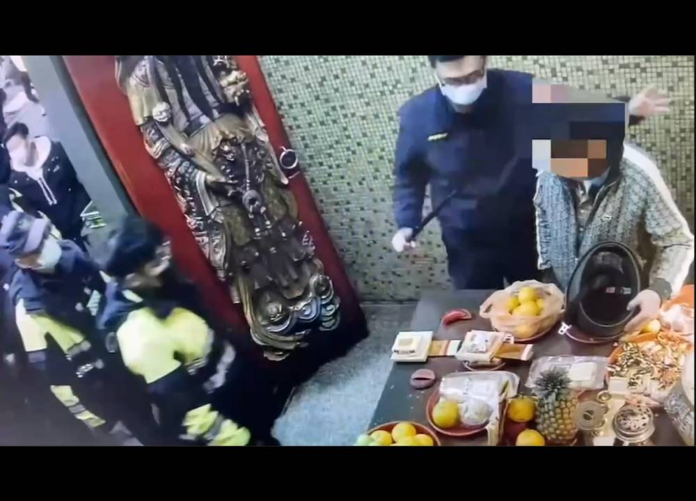 大膽慣竊 關廟門敲破玻璃櫃偷金牌遭反鎖落網 92 2143