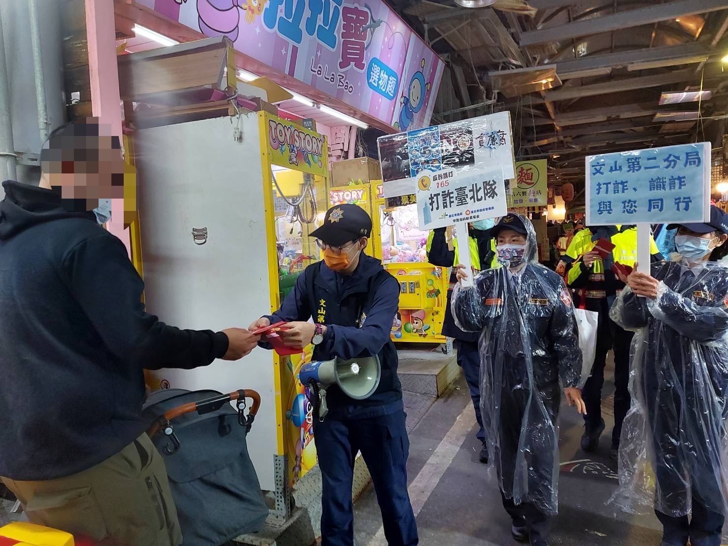 文山第二分局警方聯合消防局第一大隊文山中隊景美分隊及其義消團隊進行新春踩街、各項犯罪預防宣導及交通宣導。(記者楊國域翻攝)