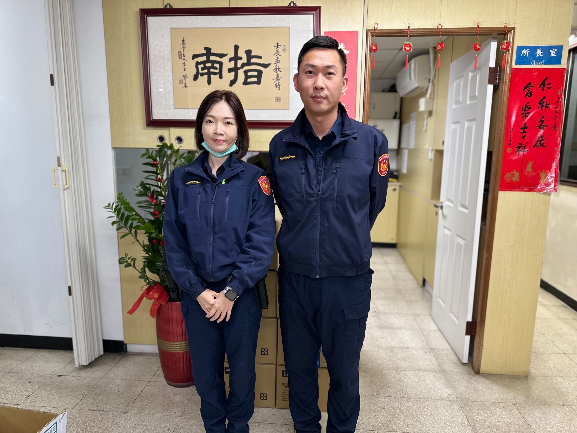 指南所員警沈家群、沈怡禎成功識破詐騙手法護民財產。(記者徐煜勝翻攝)