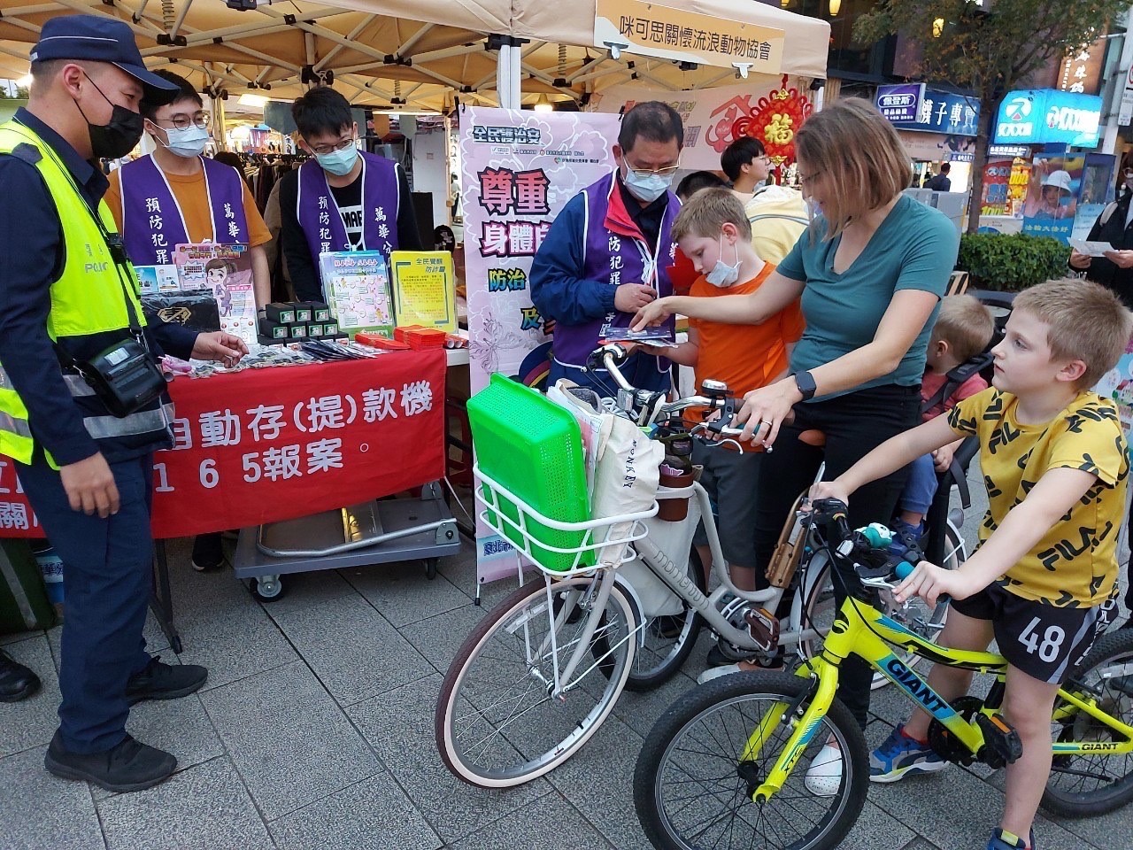 萬華分局宣導團在市集加強識詐宣導教育觀念，與現場民眾及攤販商家互動熱烈。（記者徐煜勝翻攝）
