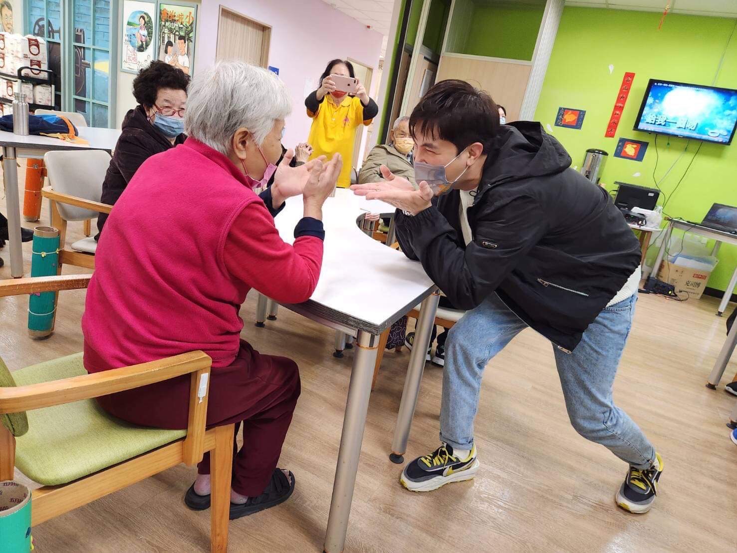 謝佳見熱情的和爺爺奶奶們互動。 (圖/紅心字會提供)