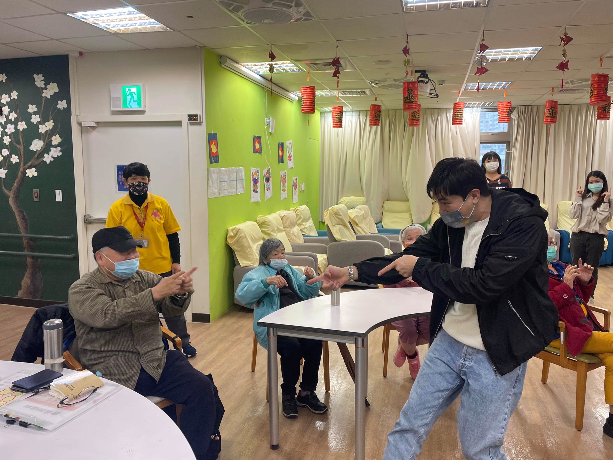 謝佳見大方跟長輩們唱唱跳跳,一起歡唱「甜蜜蜜」、「給我一個吻」。 (圖/紅心字會提供)