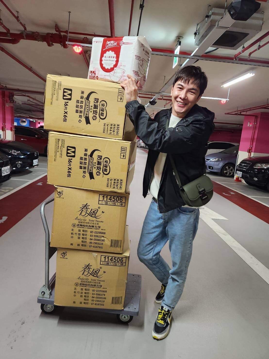 謝佳見親自開車為爺爺奶奶們採買物資,尿布、營養品塞了滿滿一整車。 (圖/紅心字會提供)