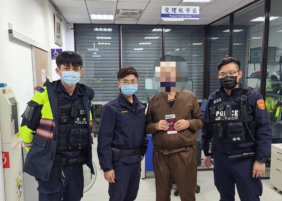 德國男子感謝海山警助其解困。(記者戴昱弘翻攝)