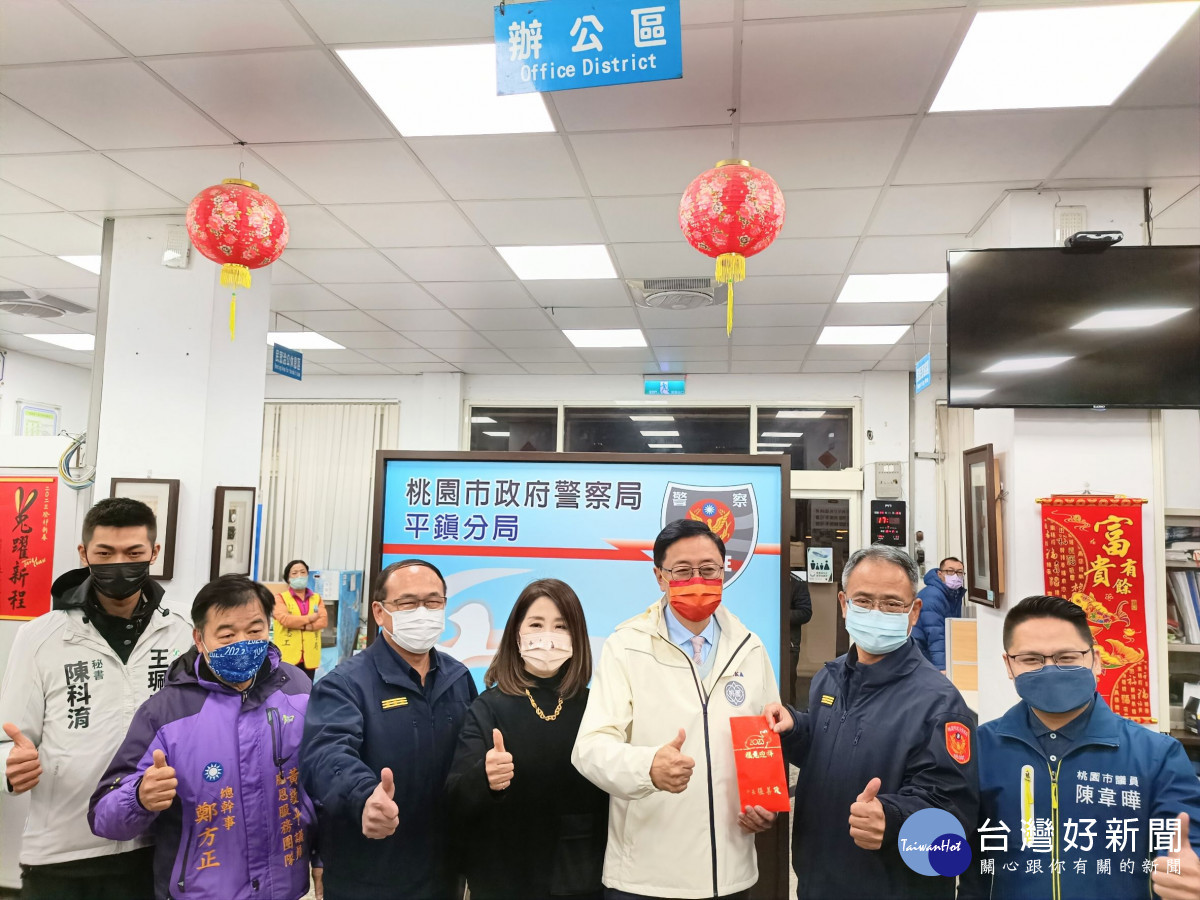 桃園市長張善政到平鎮警分局宋屋派出所，慰勞執勤員警及協勤民力辛勞。