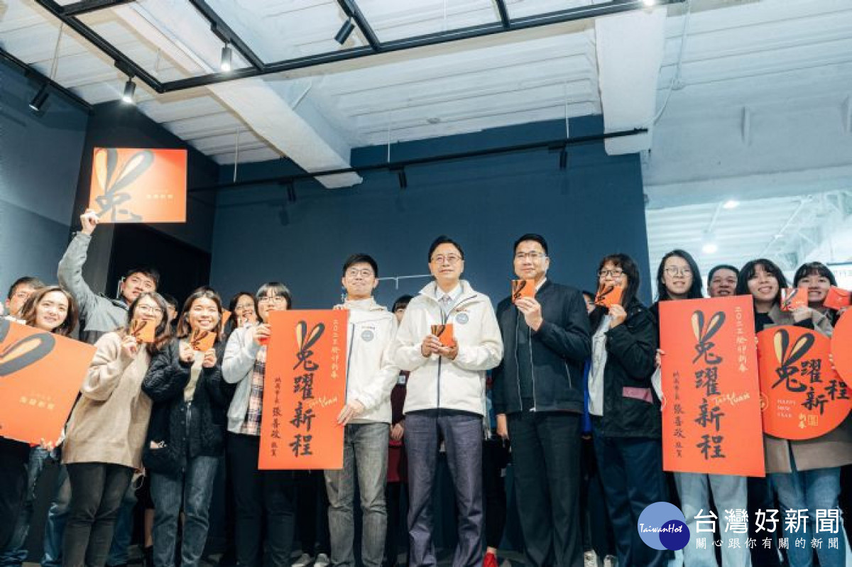 張市長至新聞處辭歲並與同仁合影。