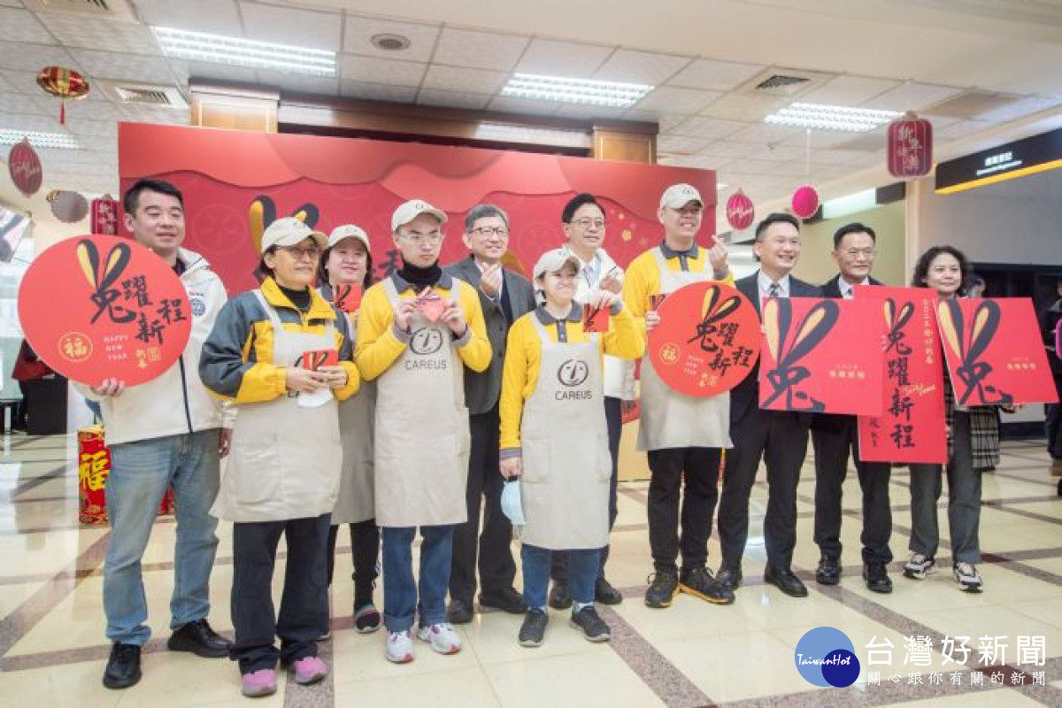 張市長與喜憨兒庇護商店員工持福袋合影。<br /><br /> <br /><br />