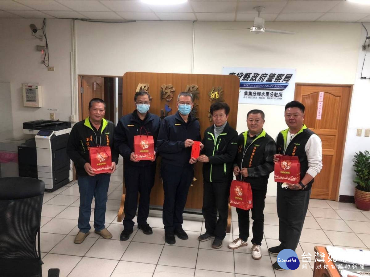 南投縣警察局主任秘書蘇玉坪(左2)、水里鄉長葉銘豐(右3)及代表會主席劉俊生(左1)等人前往水里分駐所慰問辛勞員警並致贈物品等,由水里所所長葉文慶(左3)代表接受。