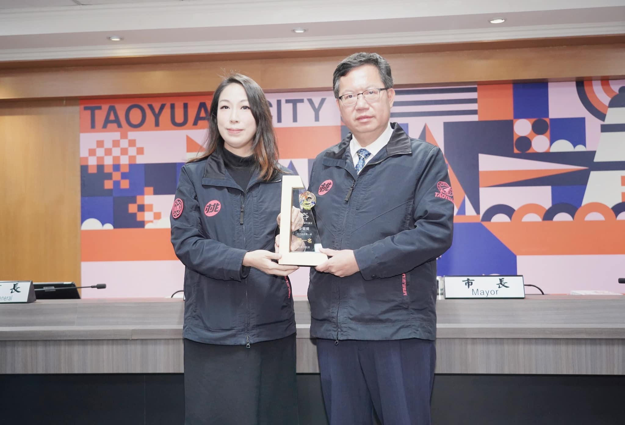 前桃園市政府資科局長余宛如(左)18日晚間宣布將投入桃園市第四選區立委黨內初選。翻攝余宛如臉書