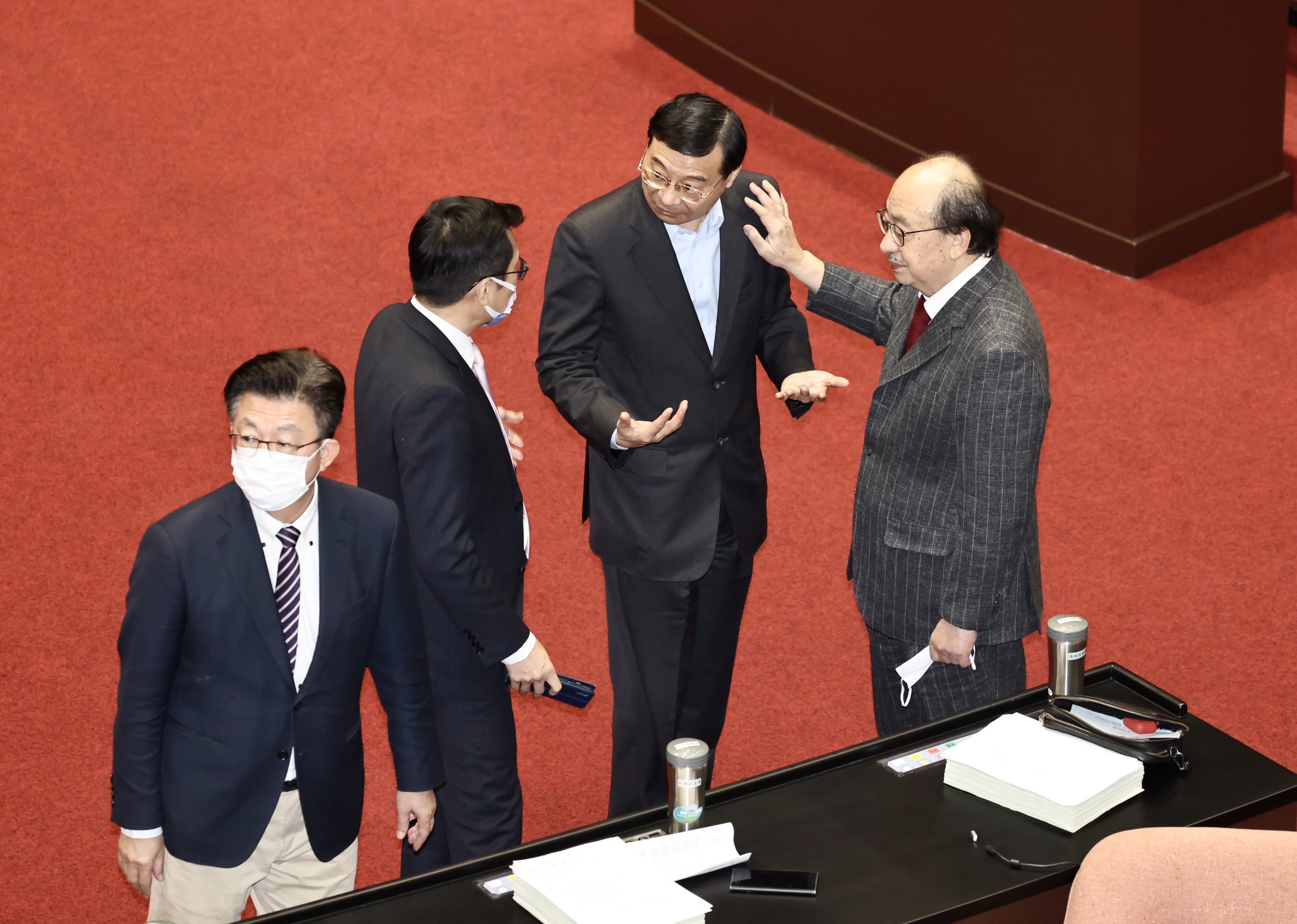 立院民進黨團總召柯建銘(右1)預估,特別條例草案最快2月17日才能表決,大約會在4月中旬普發現金。林啟弘攝