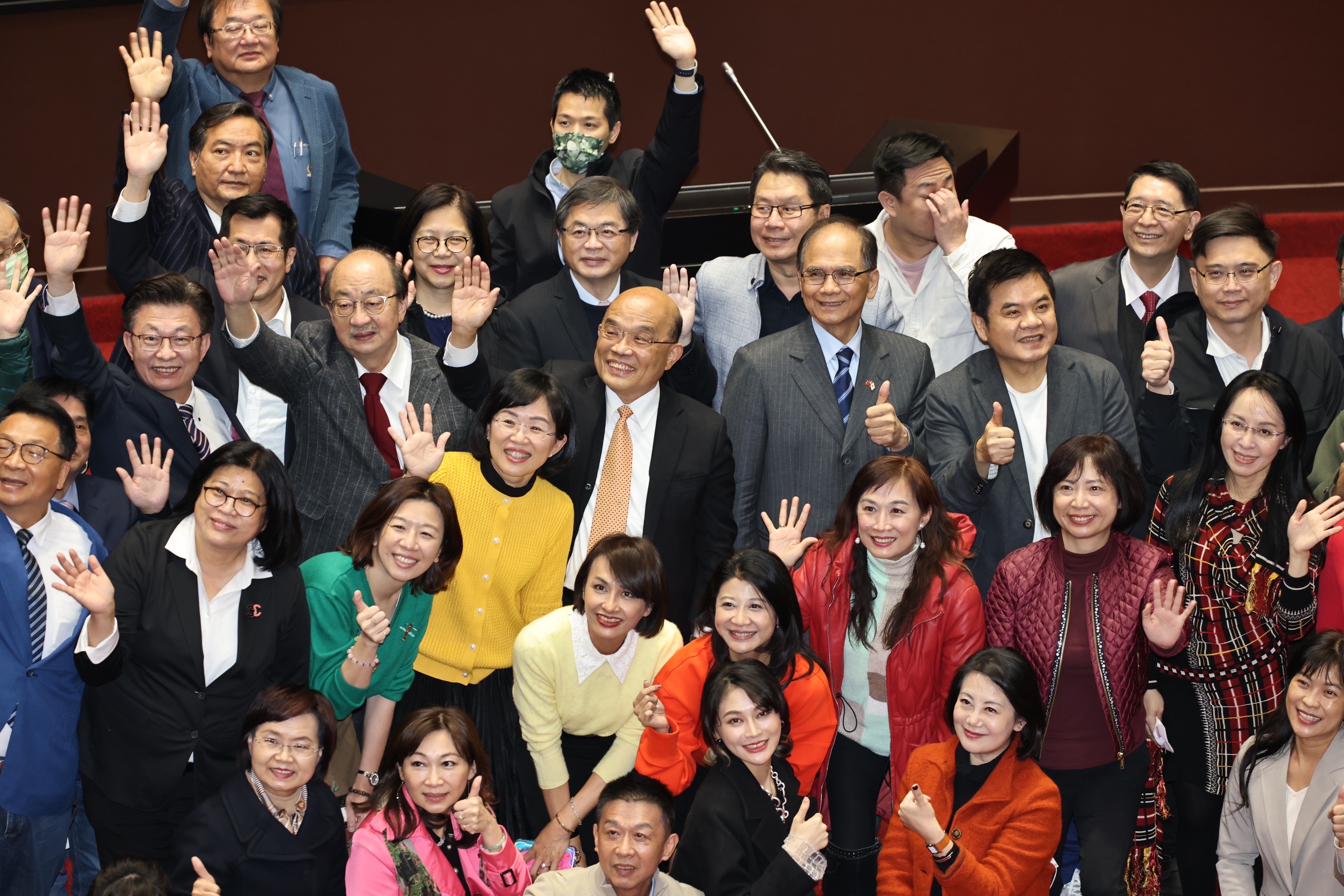 立法院今天三讀通過112年度中央政府總預算案後,行政院長蘇貞昌循例到立院致意。林啟弘攝