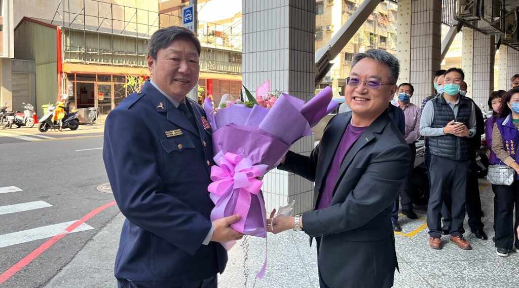 ▲ 第三分局警友辦事處主任特地前來迎接分局長吳銘淵到任       (圖/台中市警察局 提供) 