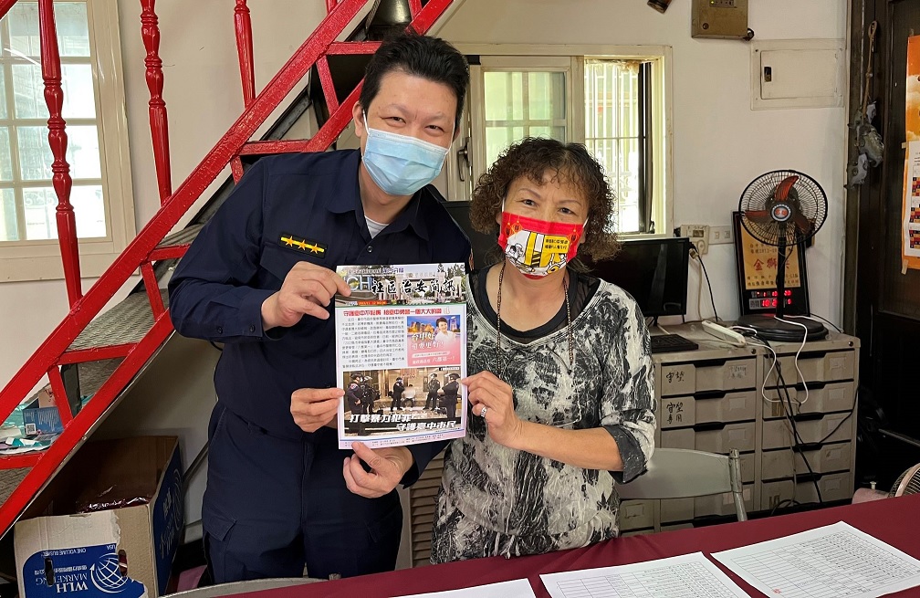 ▲ 正義派出所員警協助發放物資,也向民眾進行犯罪預防宣導 (圖/台中市警察局 提供)