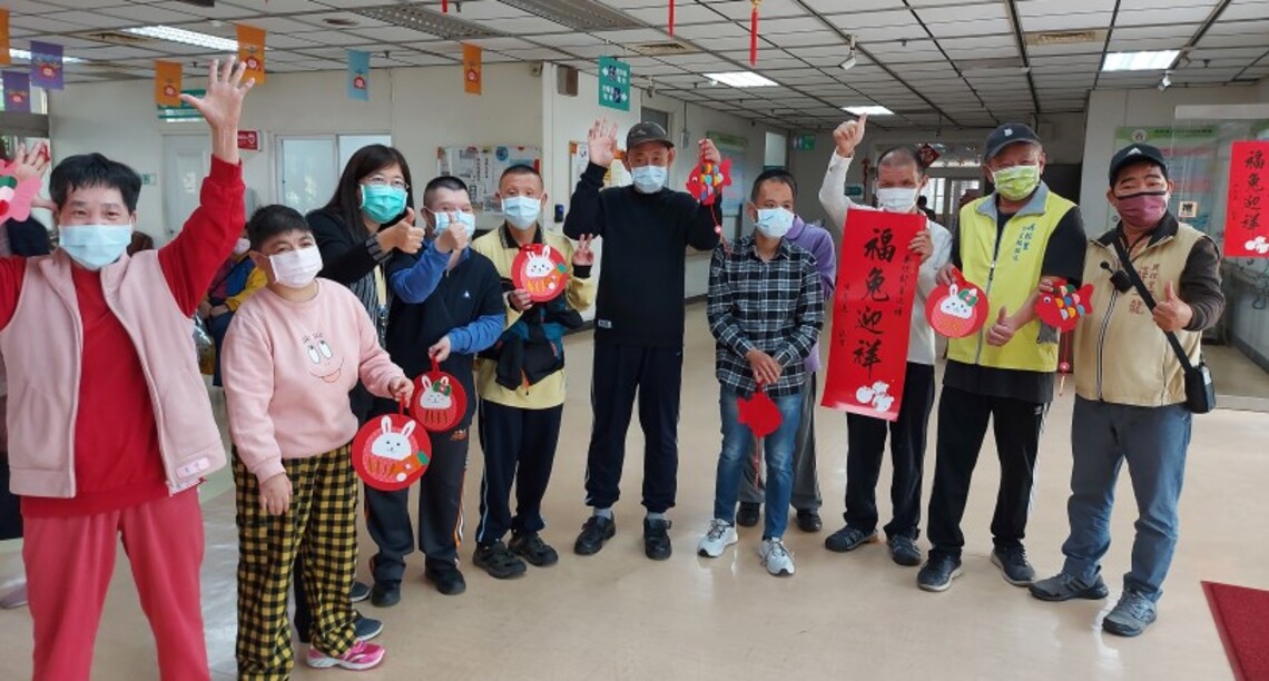 無障礙之家憨兒兔年迎春社區走透透 手作賀卡送祝福