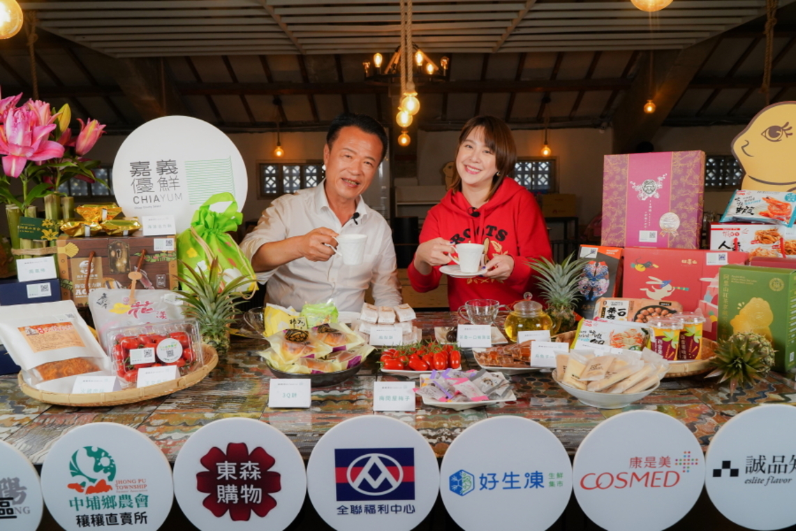 時尚潮流辣媽 嘉義女兒黃小柔回嘉走春！嘉義縣長翁章梁推薦必買嘉義優鮮新春伴手禮