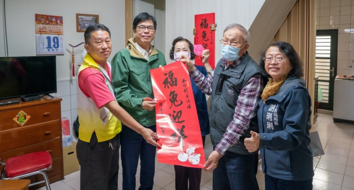 陳其邁年前慰訪城中城受災戶 提前拜年與關懷