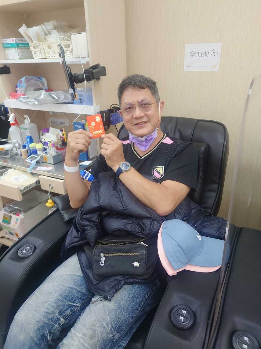 熱血捐輸，阿良樂在助人。終生學習，大叔參與合唱