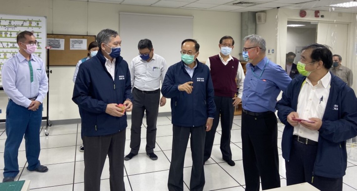 捷運局長吳義隆視察輕軌工區及機廠行控中心 春節連假期間採假日時刻表營運 班距最密10分鐘以內