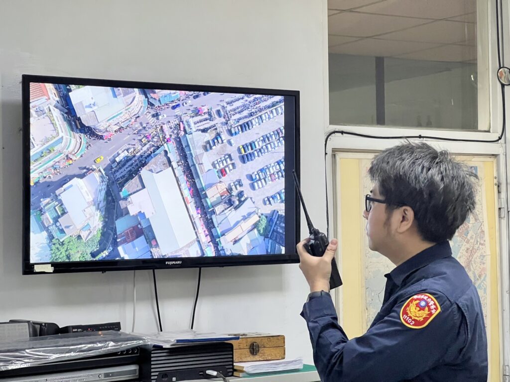 樹林警分局首次透過運用科技無人機制高、俯視即時監控、空中路況查報工作加速警力到場疏處,讓交通更為順暢